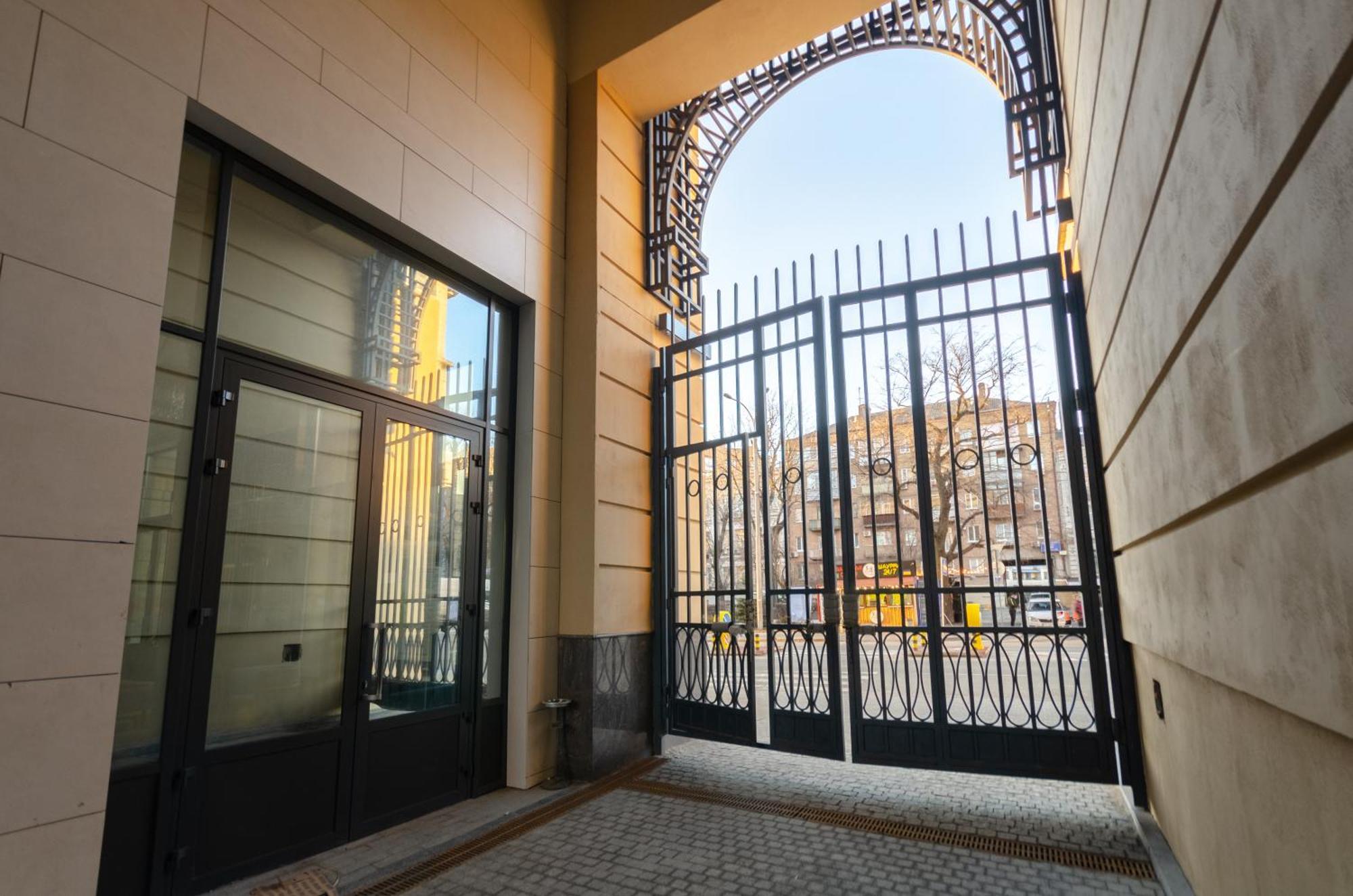 Petrovdom 166-3B In Beautiful Apartments In Rc "Yaroslaviv Grad" Kiev Bagian luar foto